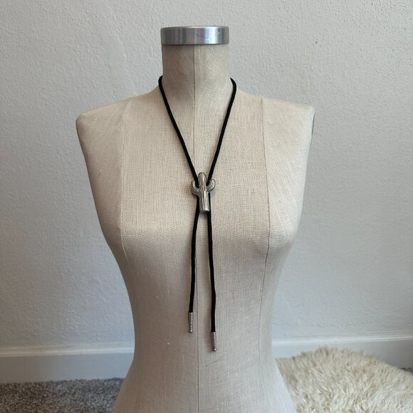 EJC Vintage silver pewter cactus bolo tie on black chord with silver tips 1989 - Picture 3 of 5
